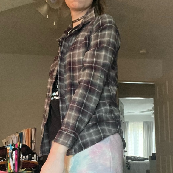 🧜🏼‍♀️ Muted Plaid Flannel - Picture 4 of 6